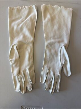 Vintage Cream Scalloped Wrist Gloves